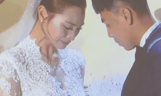 Điều bất ngờ Đức Huy giấu trong bó hoa cưới khiến MC Huyền Trang khóc nức nở giữa lễ đường