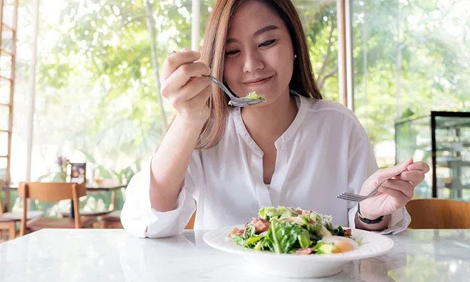 Mốc thời gian ăn sáng và ăn tối lý tưởng để giảm mỡ bụng