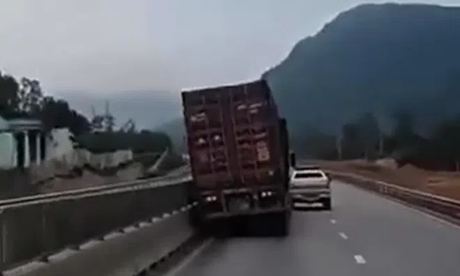 Xe container bỏ chạy trên cao tốc, liên tục đánh võng đâm vào xe tuần tra của CSGT
