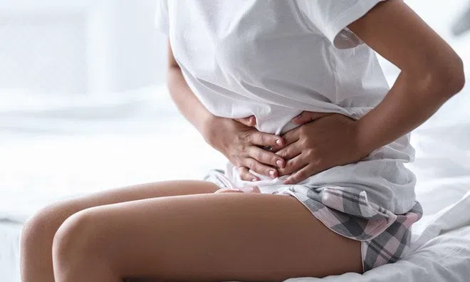 Cô gái 16 tuổi thấy đau bụng dữ dội, đi khám mới sững sờ phát hiện bệnh khó chữa phải nằm liệt giường đau đớn
