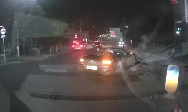 Clip: Tài xế say rượu vượt đèn đỏ gây tai nạn khiến bé 12 tuổi tử vong