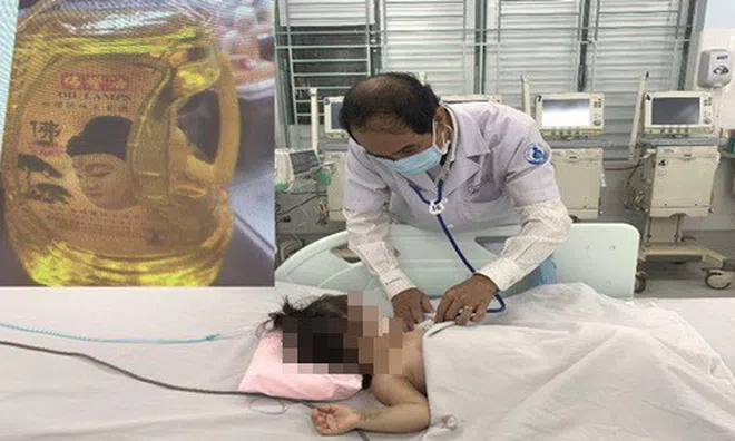 Móc họng cứu con uống dầu thắp đèn lại hại con nguy kịch, bác sĩ chỉ cách sơ cứu đúng đắn