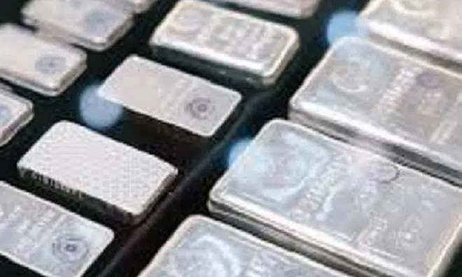 Gói hàng lạ trước tòa nhà, 10 phút sau lộ 7kg bạc trị giá hơn nửa tỷ đồng