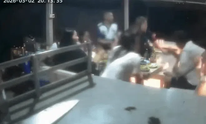 Ôtô lao thẳng vào bàn nhậu, 7 người bị thương: Tài xế 62 tuổi nói “chỉ cúi nhặt điện thoại”
