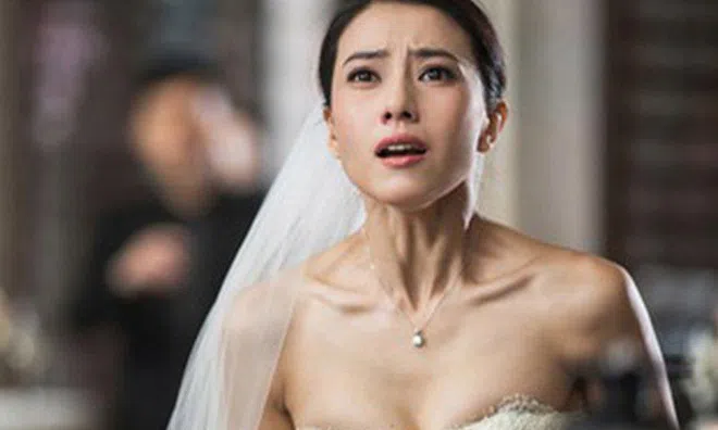 Đang làm lễ cưới lần hai, chồng cũ bất ngờ mở vali tiền giữa hội trường khiến chú rể phản ứng gắt