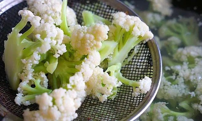 Loại rau quen mặt trong bữa cơm Việt bất ngờ được báo Anh gọi là “ngôi sao dinh dưỡng”