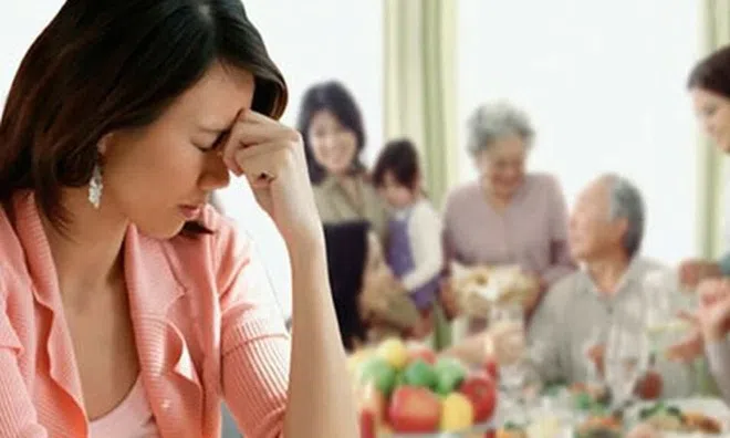 Mẹ chồng đưa em chồng 300 triệu ngay trên bàn ăn, câu nói của chồng khiến cả nhà im lặng