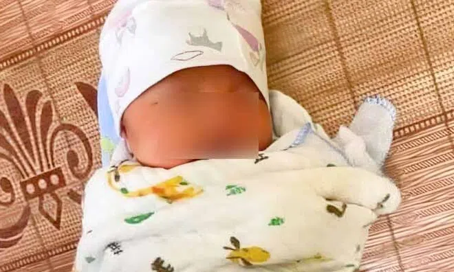 Bé gái sơ sinh bị bỏ rơi bên tỉnh lộ ở Bắc Ninh, chính quyền ra thông báo khẩn tìm thân nhân