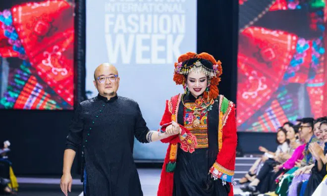 Diva Thanh Lam lần đầu tiên làm vedette, sải bước đầy quyền lực và ma mị