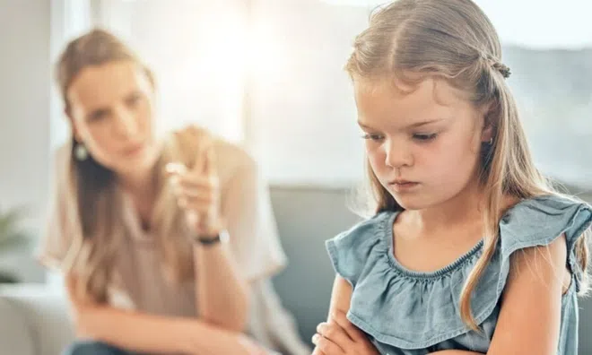 10 sai lầm khi dạy con của cha mẹ tạo ra những đứa trẻ cứng đầu