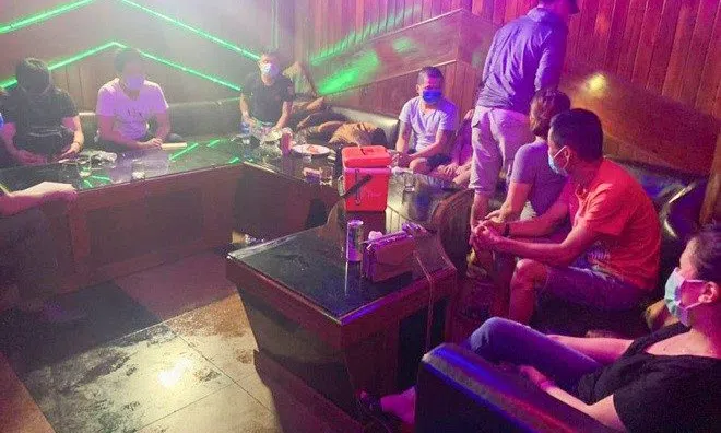 Phát hiện 24 nam thanh nữ tú "phê" ma túy trong phòng karaoke