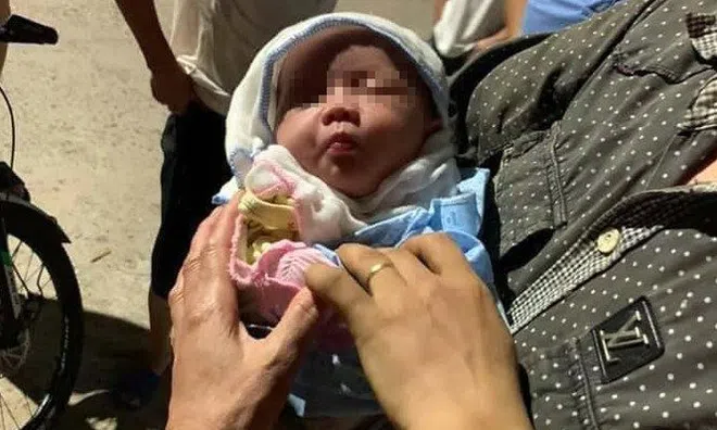 Hà Nội: Bé gái sơ sinh bị bỏ rơi trong thùng rác kèm lời nhắn “con khổ quá không thể nuôi được”