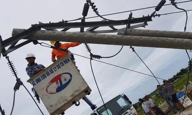 Vì sao hơn 400 cột điện ở Huế đồng loạt gãy đổ dù thiết kế để chịu đựng sức gió giật trên cấp 12?