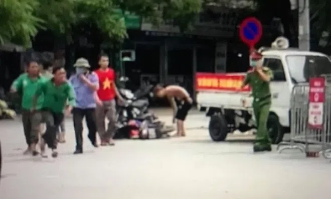 Hà Nội: Người đàn ông mặc áo Grab gây hỗn chiến kinh hoàng ở Bệnh viện E