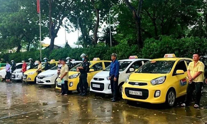 7 tài xế taxi đuổi đánh đồng nghiệp vì tranh giành khách