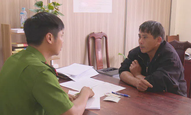 Bị kiểm tra nồng độ cồn, người đàn ông lao vào đánh CSGT