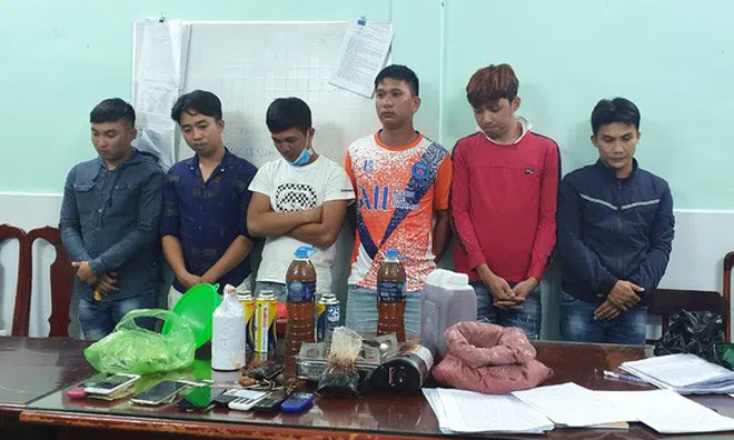 Nhóm thanh niên "hô biến" đường cát và chất tạo mùi thành mật ong