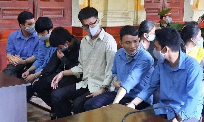 Xét xử vụ Tôn Nữ Thị Huyền mua bán bộ phận cơ thể người: "Bà trùm" khóc lóc tại tòa