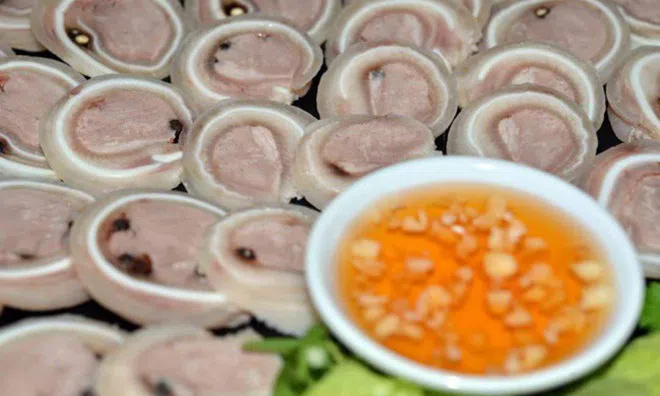 Tai heo cuộn lưỡi thơm ngon, lạ miệng, bày lên mâm là hết