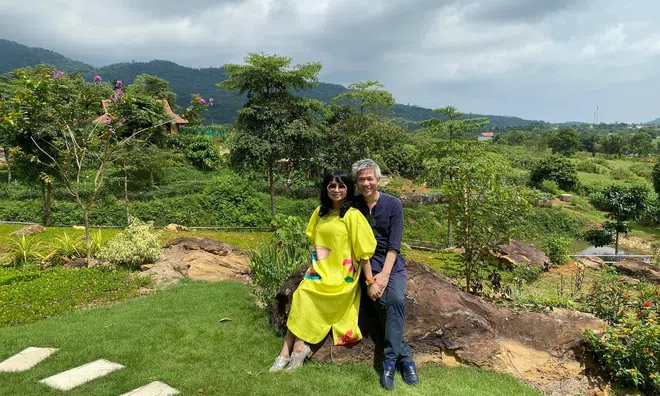 Khoe ảnh hạnh phúc bên bạn trai bác sĩ, diva Thanh Lam tự nhận mình đang “trèo non cao”