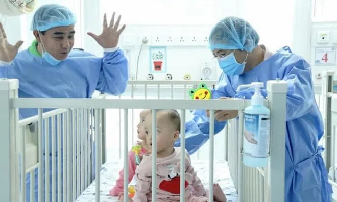 MC Quyền Linh thăm hỏi cặp song sinh Trúc Nhi – Diệu Nhi trước khi được xuất viện