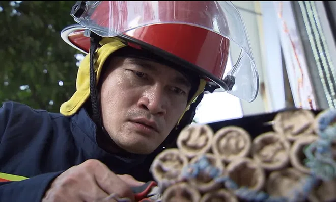"Lửa ấm" tập 12: Minh (NSƯT Quốc Thái) liều mạng một mình lao vào gỡ mìn
