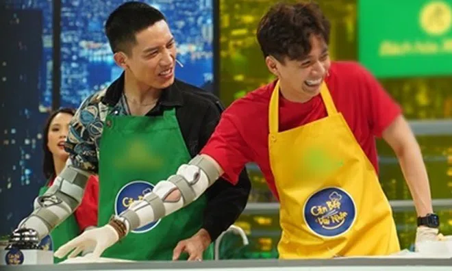 Ngô Kiến Huy vừa nẹp tay vừa nấu bếp chuyên nghiệp