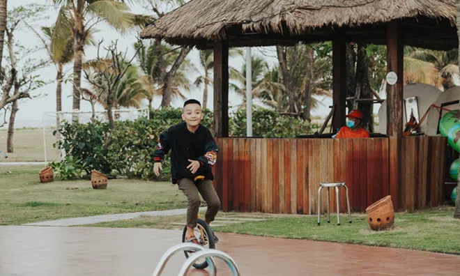 Xúc động những em bé tự thả dáng bước trên sàn diễn "Đôi chân biết hát"