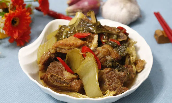 Trời mát, tối nay chị em tranh thủ làm sườn kho dưa chua đậm đà hao cơm cho cả nhà