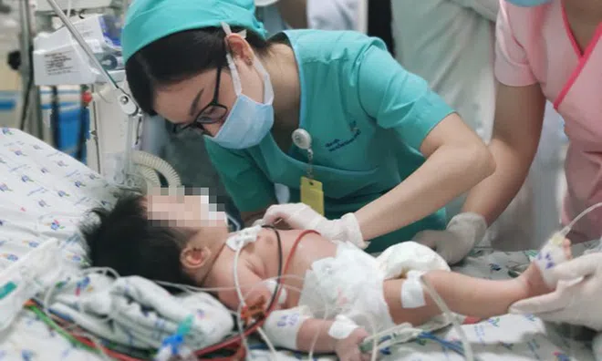 Bé trai 2 tháng tuổi nguy kịch vì ngộ độc nitrite, da chuyển xanh, máu có màu nâu sữa