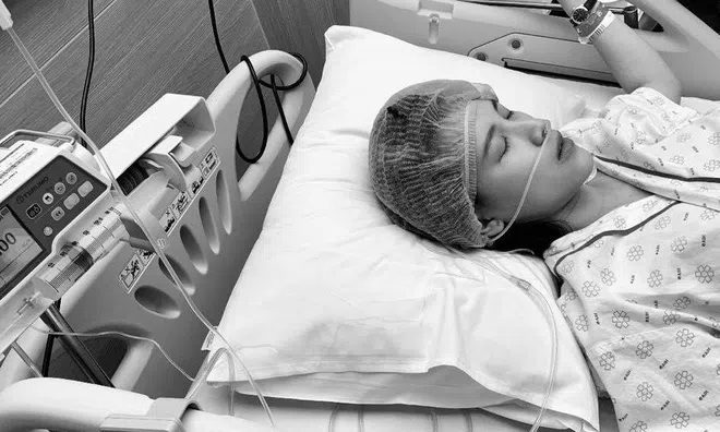 Á hậu Hoàng Oanh lần đầu tiết lộ ảnh "vượt cạn" một mình, con trai sinh non gầy tong teo không có bố ở bên