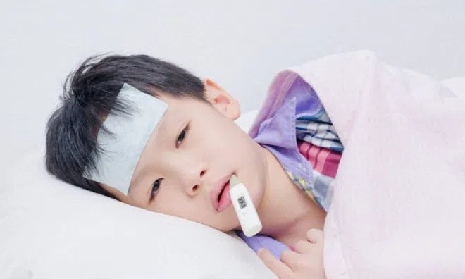 Bác sĩ chỉ ra những sai lầm hạ sốt cho trẻ tại nhà, mẹ nào cũng mắc phải