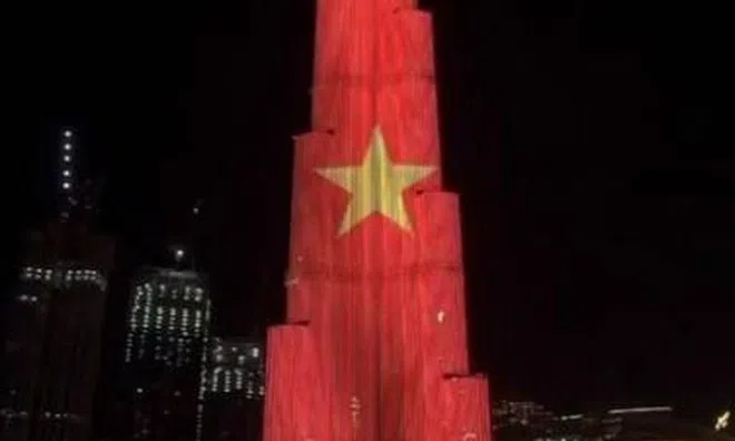 Tòa nhà chọc trời cao nhất thế giới Burj Khalifa thắp sáng hình quốc kỳ Việt Nam trong ngày 2/9
