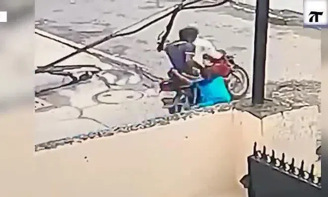 Clip: Bị cướp cầm hung khi tấn công giữa đường, cô gái có màn "phản đòn" cực gắt