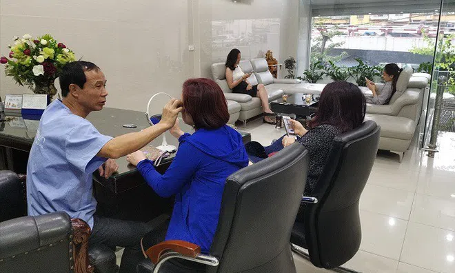 Làm mẫu cho spa tân trang vòng 1, cô gái trẻ ngậm đắng