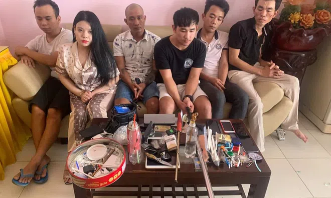 Hotgirl cùng 5 con nghiện khóa trái cửa, cố thủ cùng dao và ma túy
