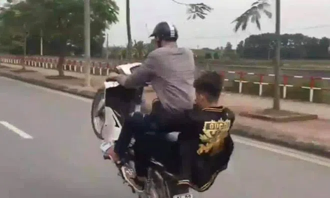 Hà Nội: Khoe clip “bốc đầu” xe máy, nam thanh niên bị xử phạt