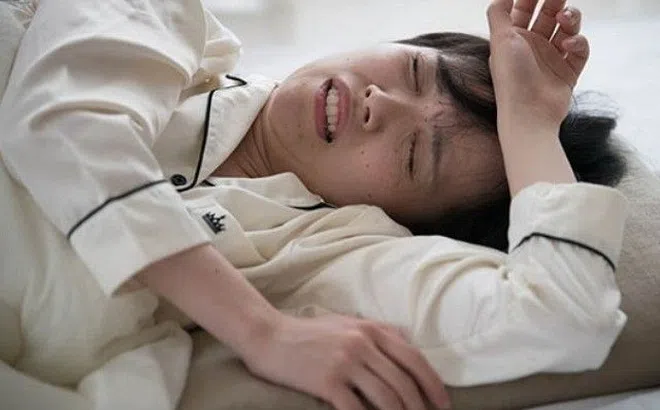 Bật điều hòa mát lạnh vẫn thấy nóng là vì sao? Những lý do khiến phụ nữ dễ "bốc hỏa"