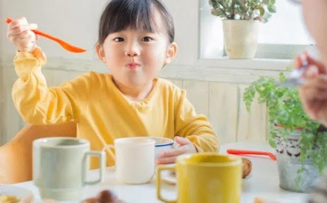 Táo bón khiến trẻ biếng ăn, chậm tăng cân khiến phụ huynh lo lắng