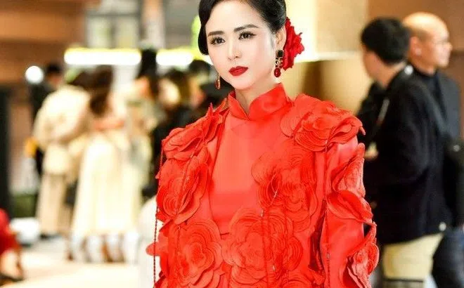 Bùi Thanh Hương hóa "nữ thần sắc đỏ" quyền lực dự show thời trang