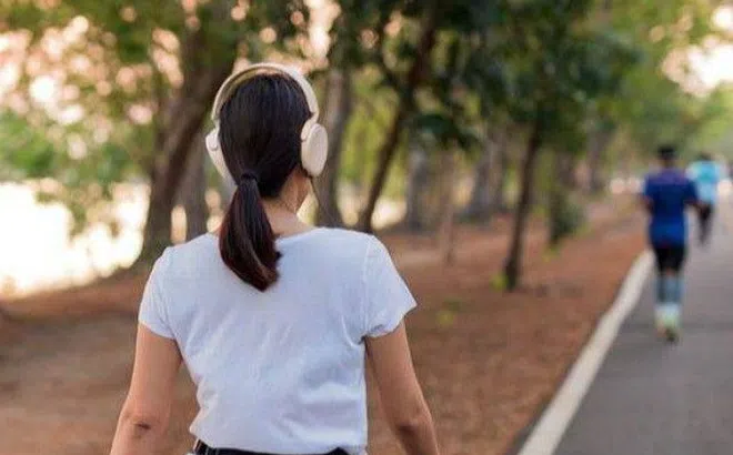 7 kiểu đi bộ dễ gây hại sức khỏe, nhiều người vô tư làm chục năm mà không biết