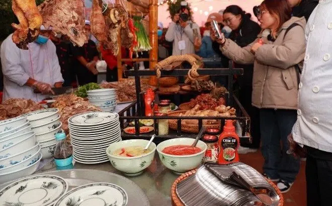 Tương ớt phở CHIN-SU thăng hoa vị phở trong không gian phở xưa