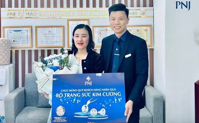 Lộ diện chủ nhân may mắn đầu tiên trúng bộ trang sức kim cương từ chương trình Giáng sinh PNJ
