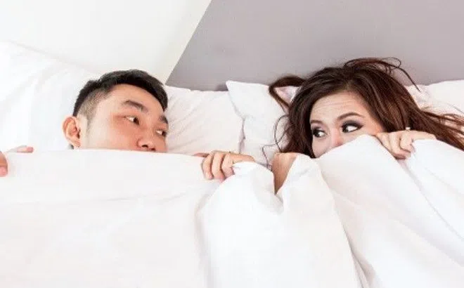 Đang nồng nhiệt trong chăn với chồng, điều này xảy ra khiến tôi sượng sùng, chồng cũng đỏ mặt