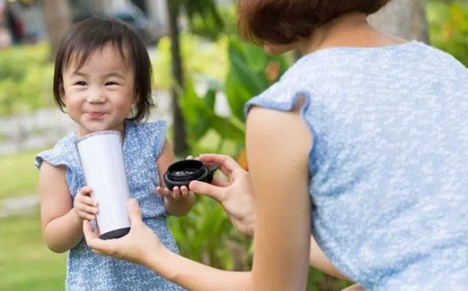 Con nhẹ cân, mẹ chọn loại sữa này cho uống để cải thiện, BS cảnh báo sai lầm và tiết lộ bí quyết chọn sữa chuẩn