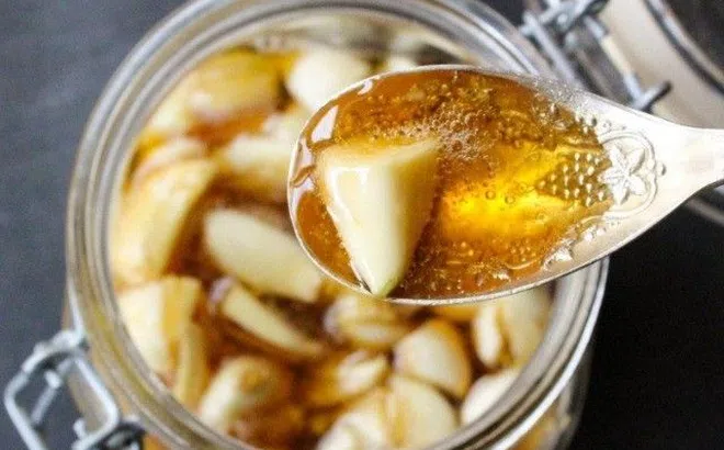 Vì sao dùng một thìa tỏi ngâm mật ong trước khi đi ngủ có thể thay đổi sức khỏe của bạn?