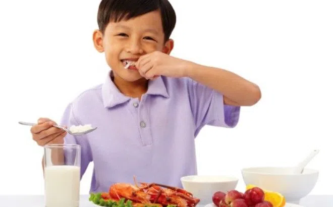 Vì sao người Việt đứng trong top thấp nhất thế giới? Chuyên gia chỉ cách "thoát lùn" bố mẹ nào cũng làm được cho con