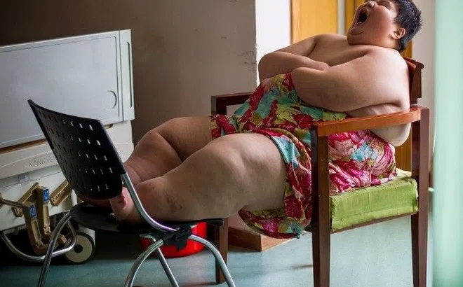 Sợ chết, cậu bé 14 tuổi nặng 180kg khóc xin bác sĩ giúp giảm cân, kết cục năm 21 tuổi khiến mọi người thở dài