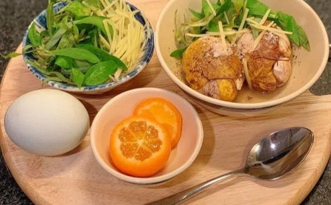 Vì sao trứng vịt lộn ăn buổi sáng là thuốc bổ nhưng tối lại rất hại? Đặc biệt trẻ độ tuổi này muốn ăn cũng không nên