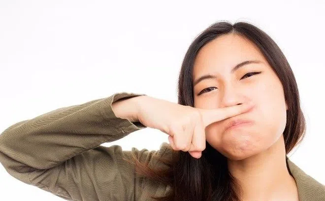 Cô gái trẻ đi khám phụ khoa, bác sĩ vừa xem đã nín thở, bịt mũi vì thứ bị bỏ quên trong vùng nhạy cảm